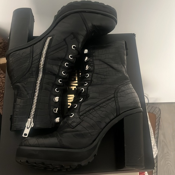 WINNIE HARLOW x STEVE MADDEN BLACK CROC BOOTIES - Picture 4 of 5